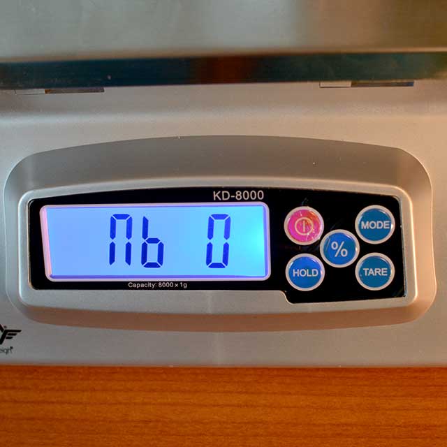 Monitor of the MyWeigh KD-8000 digital scale showing "nb 0". | MakeSauerkraut.com